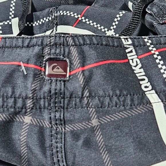 Quiksilver Plaid Board Shorts Mens Size 32 Black Red Swim Surf Beach Trunks - Picture 3 of 4